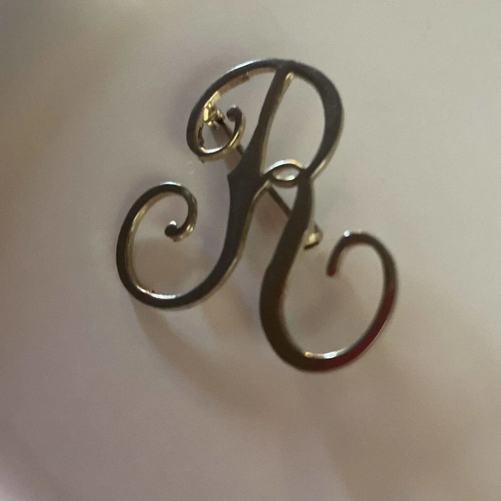 Vintage Silver Tone Initial Brooch Pin "R" 1.5 Inches Excellent Condition - Picture 2 of 4